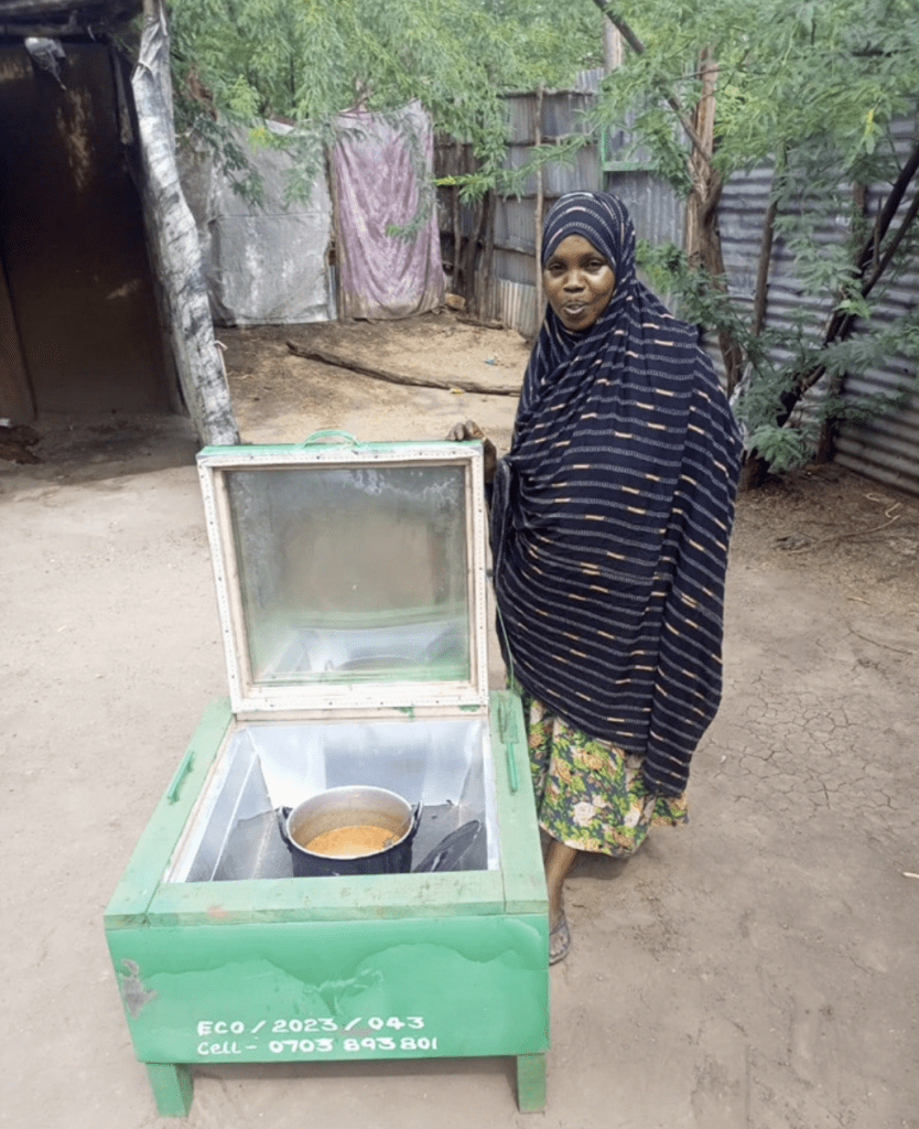 A program participant cooked beans in her ULOG Solar Box Oven. (Credit: Ecomandate Foundation)
